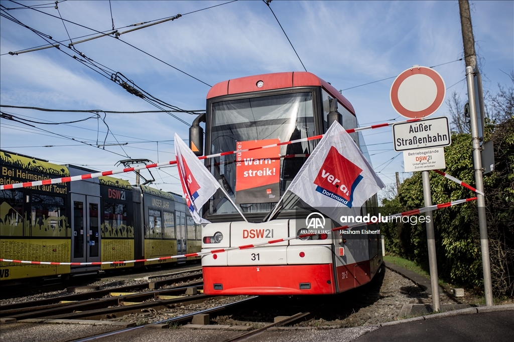 Almanya'da toplu taşıma çalışanları iki günlük greve gitti