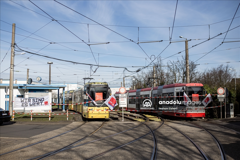 Almanya'da toplu taşıma çalışanları iki günlük greve gitti