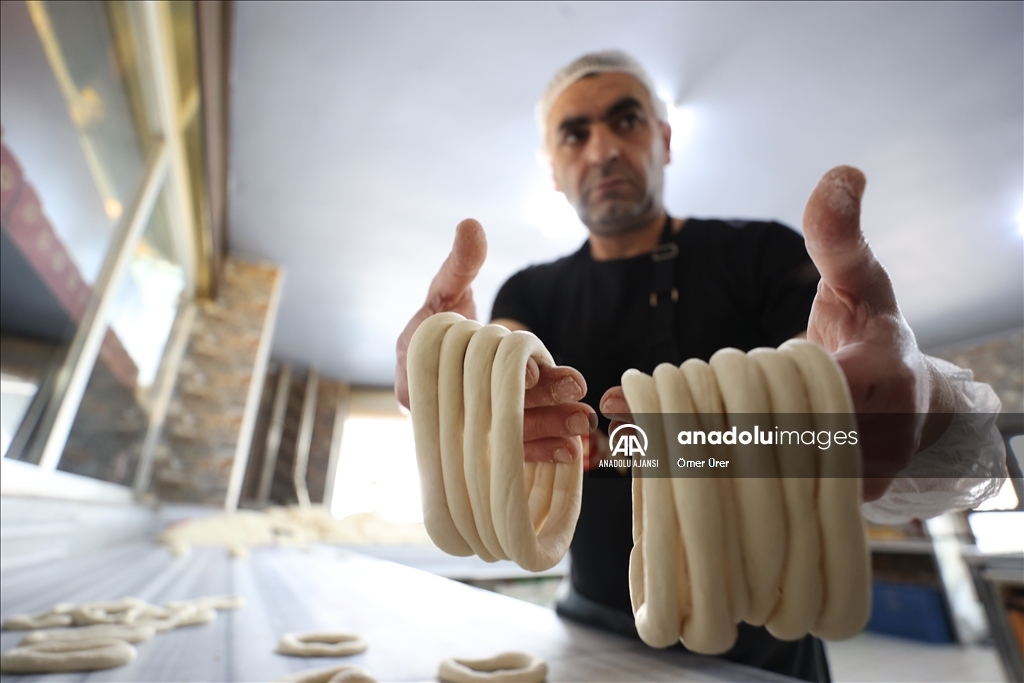 Düzce'deki fırıncılar, sahur ve iftar sofralarını süsleyen "ramazan simidi" mesaisinde