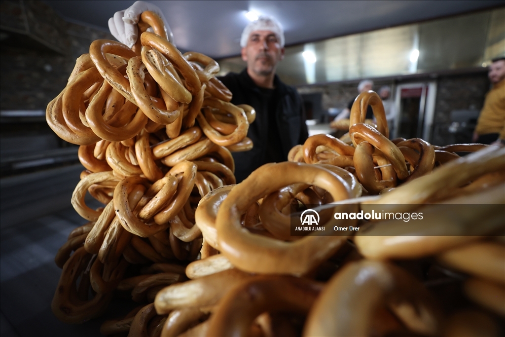 Düzce'deki fırıncılar, sahur ve iftar sofralarını süsleyen "ramazan simidi" mesaisinde