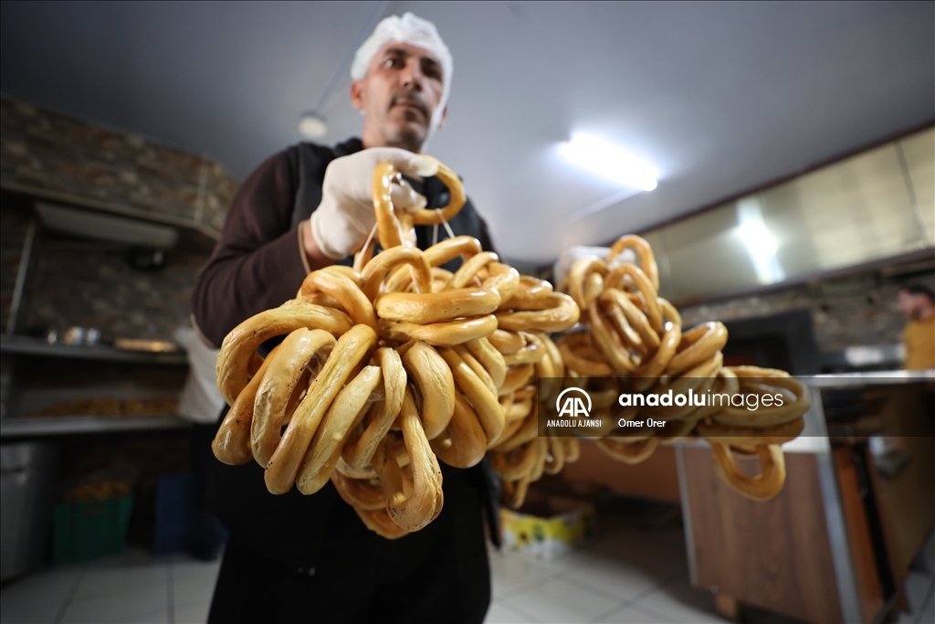 Düzce'deki fırıncılar, sahur ve iftar sofralarını süsleyen "ramazan simidi" mesaisinde