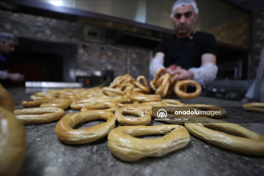 Düzce'deki fırıncılar, sahur ve iftar sofralarını süsleyen "ramazan simidi" mesaisinde