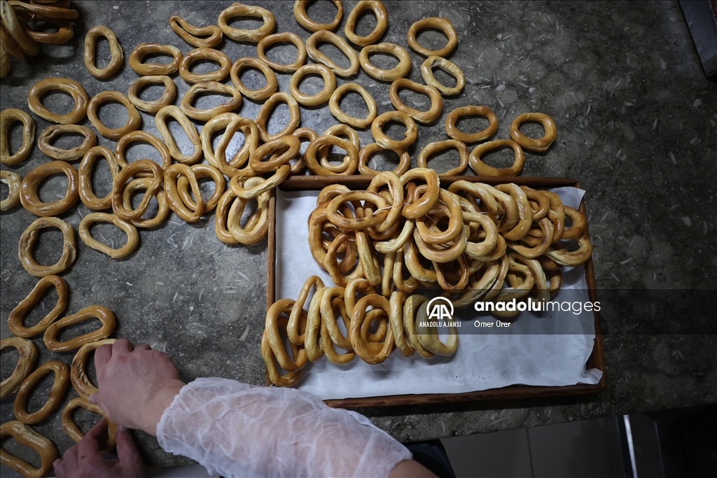 Düzce'deki fırıncılar, sahur ve iftar sofralarını süsleyen "ramazan simidi" mesaisinde