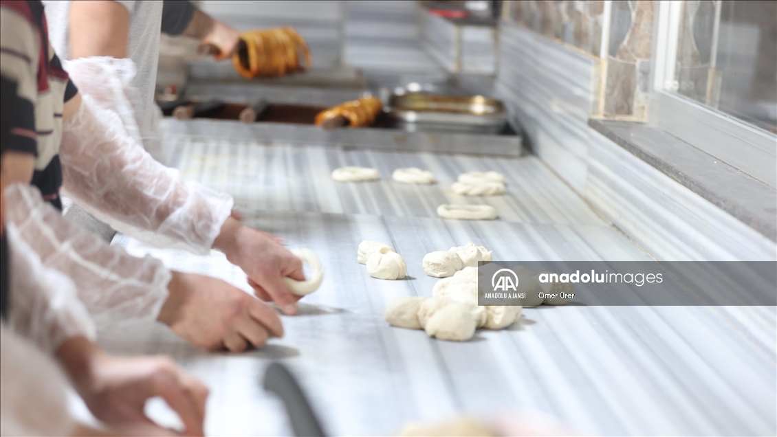 Düzce'deki fırıncılar, sahur ve iftar sofralarını süsleyen "ramazan simidi" mesaisinde