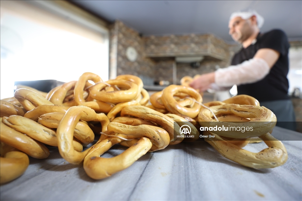 Düzce'deki fırıncılar, sahur ve iftar sofralarını süsleyen "ramazan simidi" mesaisinde