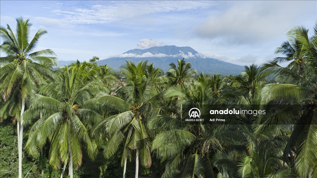 Вулкан Мерапи в Индонезии выбросил столб пепла