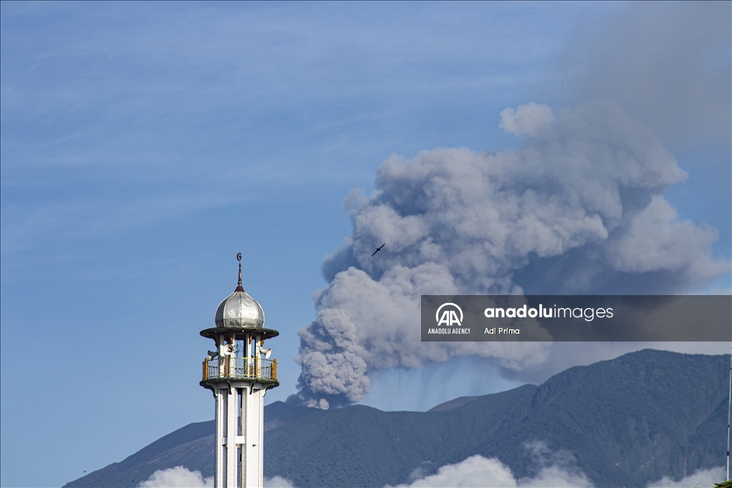 Вулкан Мерапи в Индонезии выбросил столб пепла