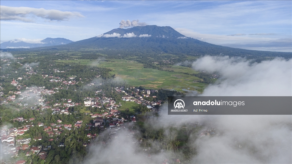 Вулкан Мерапи в Индонезии выбросил столб пепла