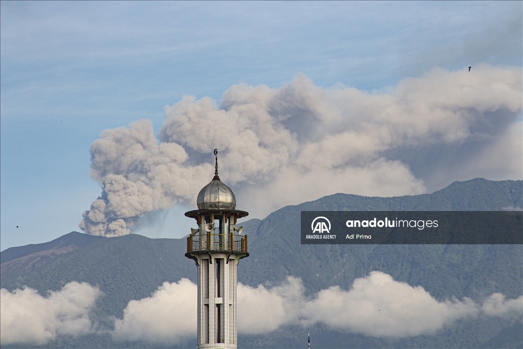 Вулкан Мерапи в Индонезии выбросил столб пепла