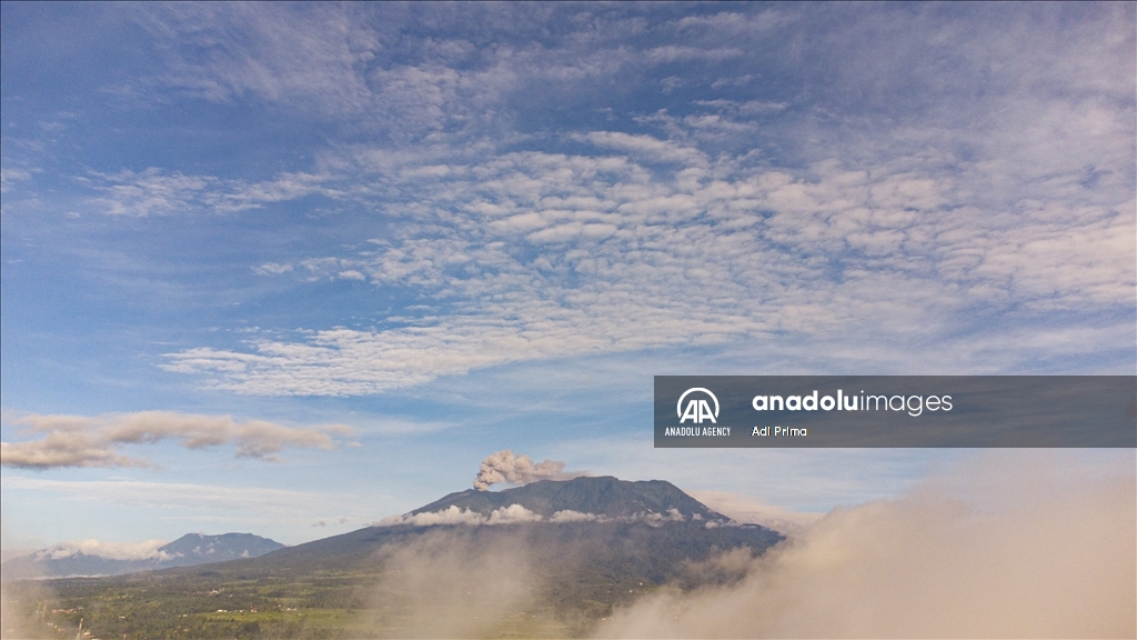 Вулкан Мерапи в Индонезии выбросил столб пепла