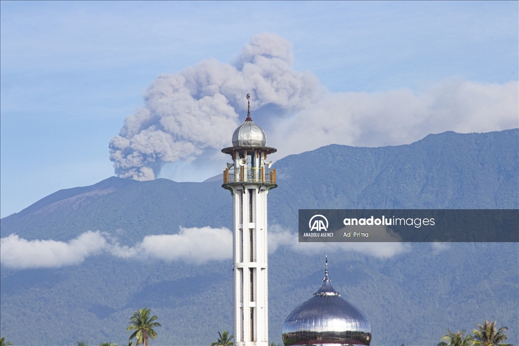 Вулкан Мерапи в Индонезии выбросил столб пепла