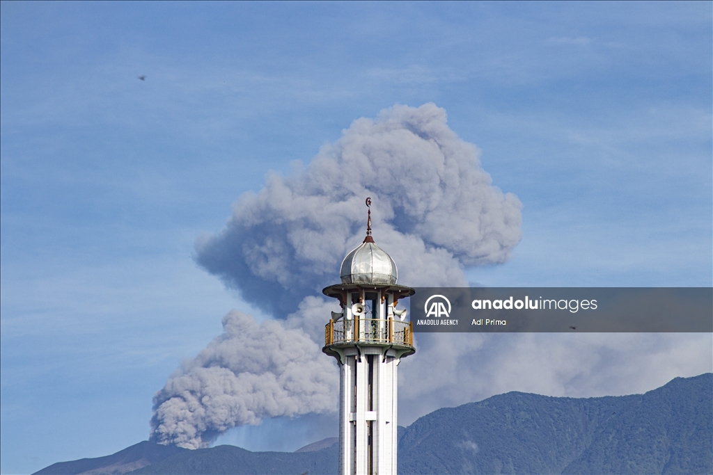 Вулкан Мерапи в Индонезии выбросил столб пепла