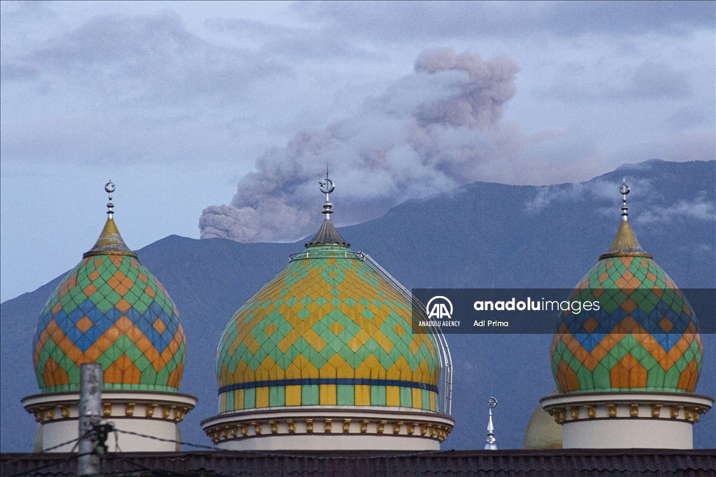 Вулкан Мерапи в Индонезии выбросил столб пепла