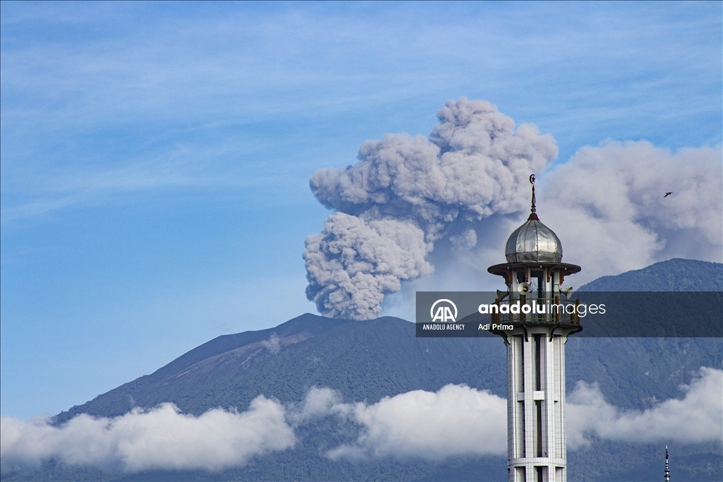 Вулкан Мерапи в Индонезии выбросил столб пепла