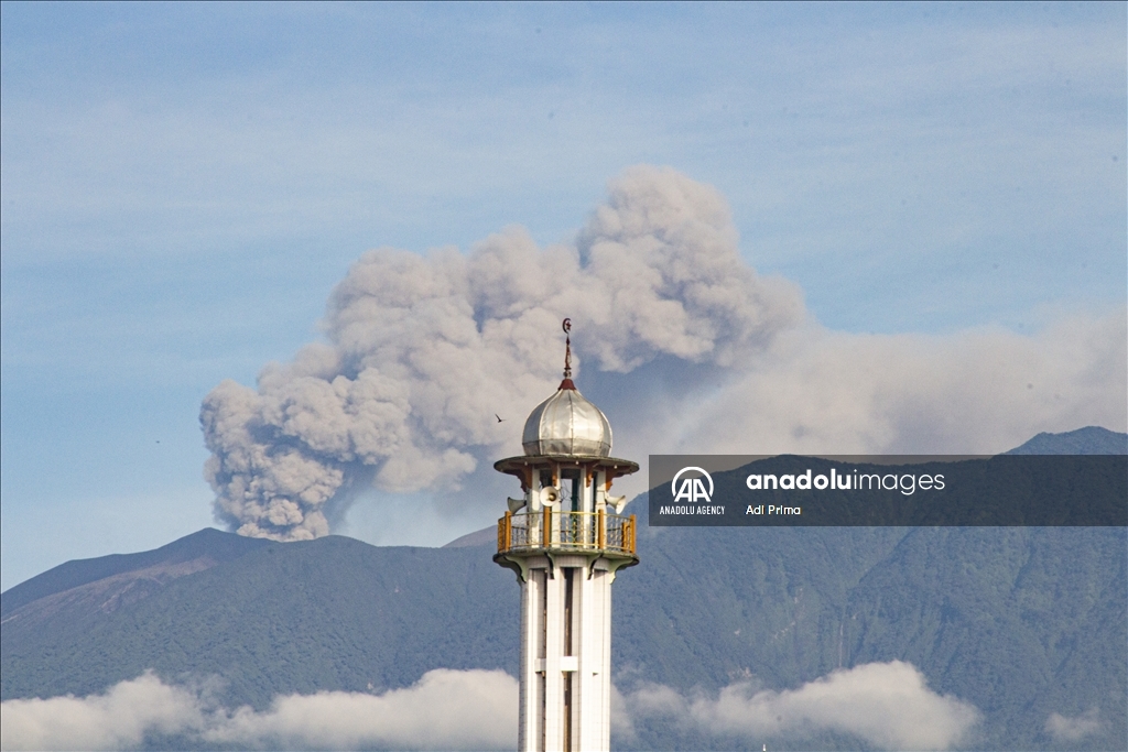 Вулкан Мерапи в Индонезии выбросил столб пепла