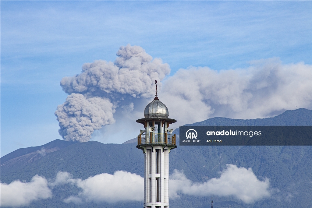 Вулкан Мерапи в Индонезии выбросил столб пепла