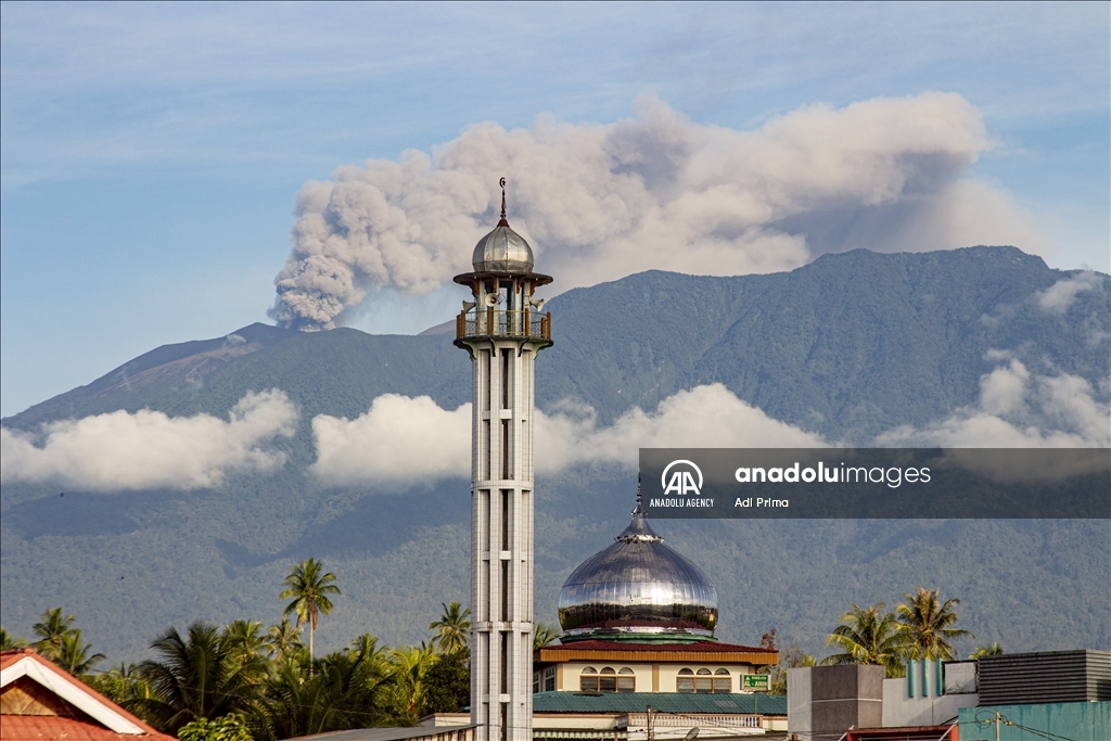 Вулкан Мерапи в Индонезии выбросил столб пепла