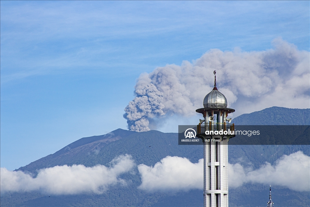 Вулкан Мерапи в Индонезии выбросил столб пепла