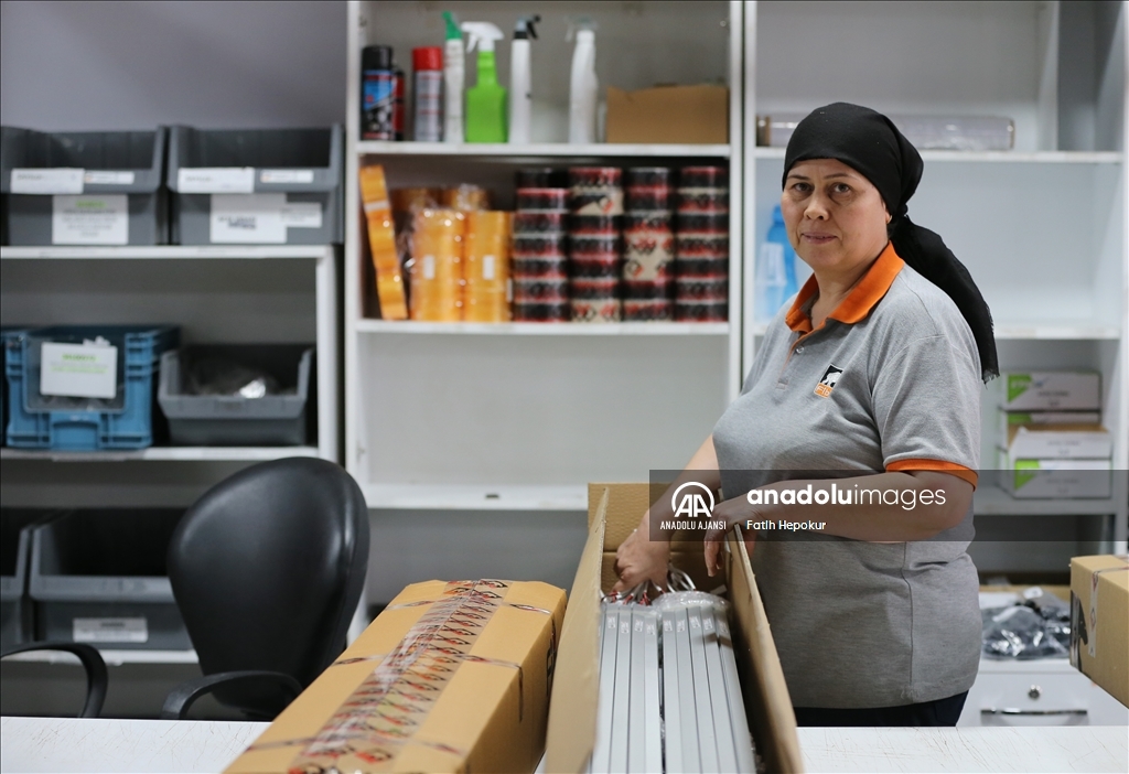 Sanayinin "beyaz ve mavi yakalı" kadınları ekonomiye güç katıyor