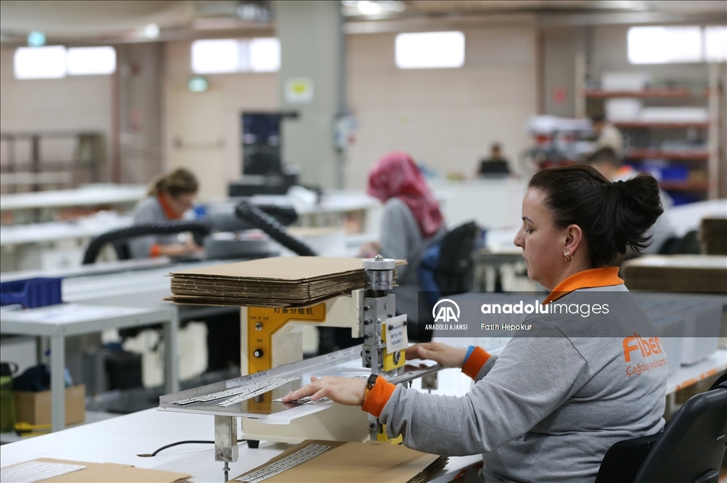 Sanayinin "beyaz ve mavi yakalı" kadınları ekonomiye güç katıyor
