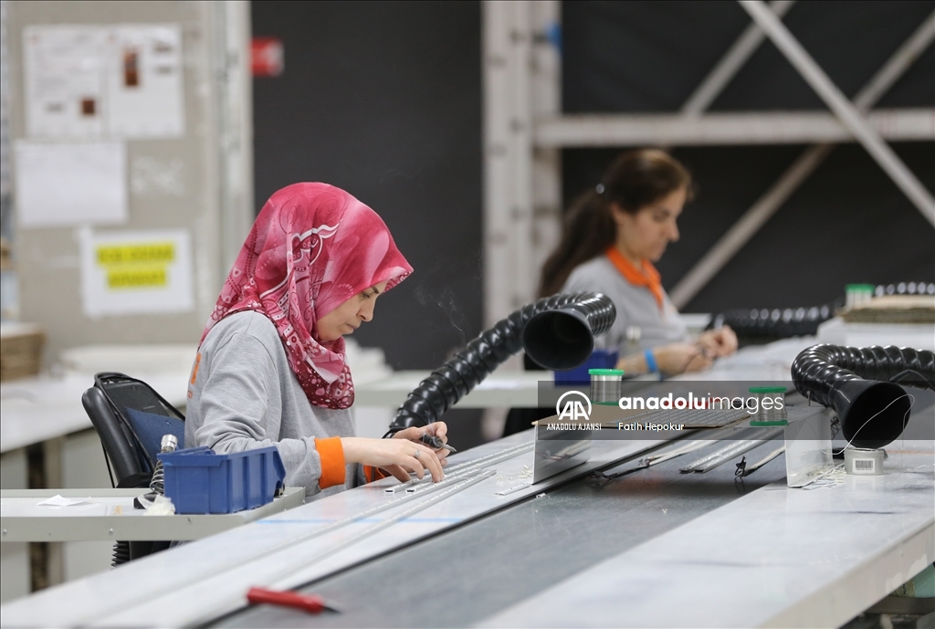 Sanayinin "beyaz ve mavi yakalı" kadınları ekonomiye güç katıyor