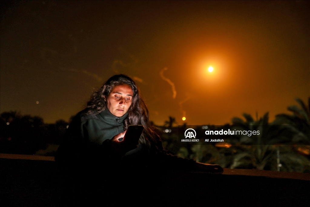 صحفيات غزة يتشبثن بالكاميرا والقلم لنقل المأساة