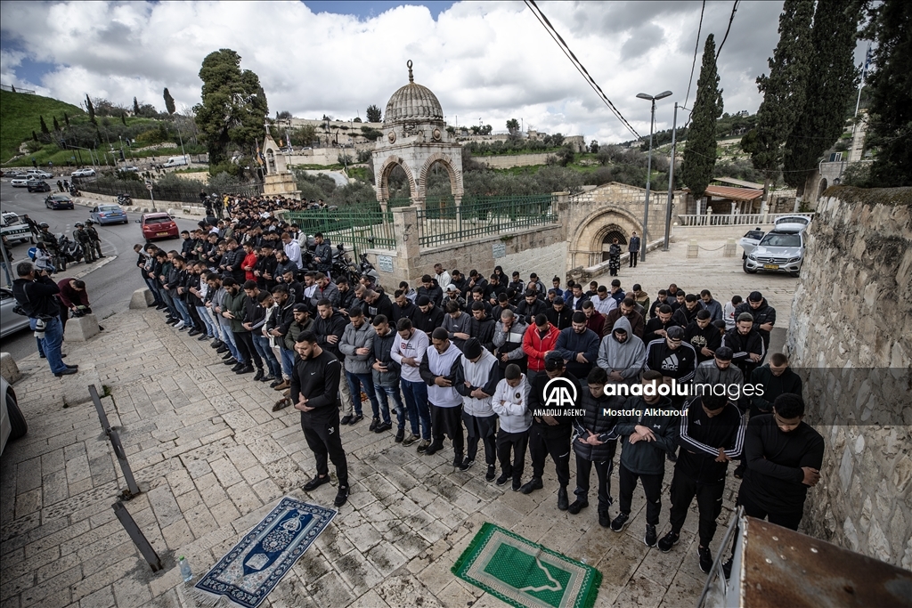 الشرطة الإسرائيلية تواصل فرض قيود على الصلاة بالأقصى