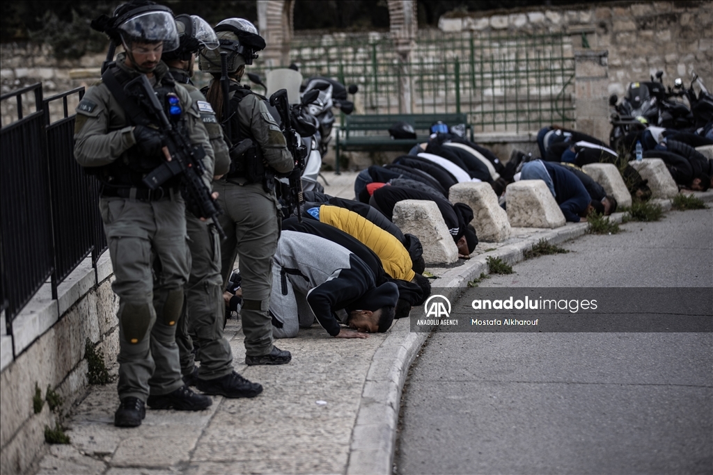 الشرطة الإسرائيلية تواصل فرض قيود على الصلاة بالأقصى