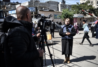 صحفيات غزة يتشبثن بالكاميرا والقلم لنقل المأساة
