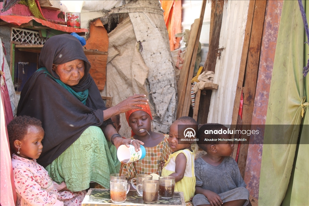 Mogadişu'daki çadır kamplarda yaşayan Somalililer, Ramazan'ın gelişini bekliyor