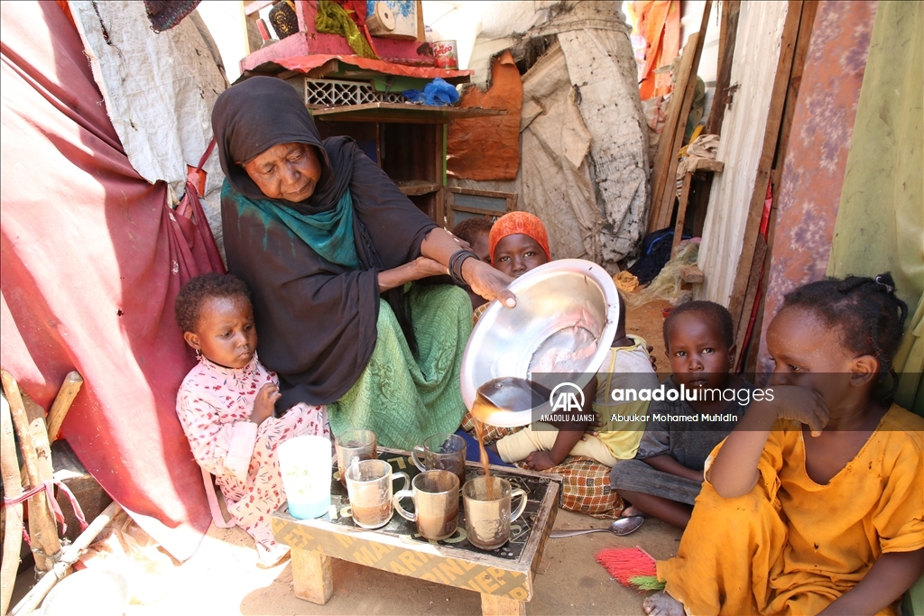 Mogadişu'daki çadır kamplarda yaşayan Somalililer, Ramazan'ın gelişini bekliyor