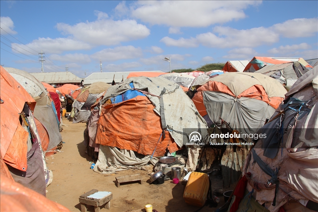 Mogadişu'daki çadır kamplarda yaşayan Somalililer, Ramazan'ın gelişini bekliyor