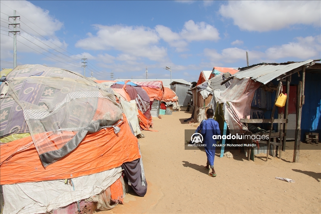 Mogadişu'daki çadır kamplarda yaşayan Somalililer, Ramazan'ın gelişini bekliyor