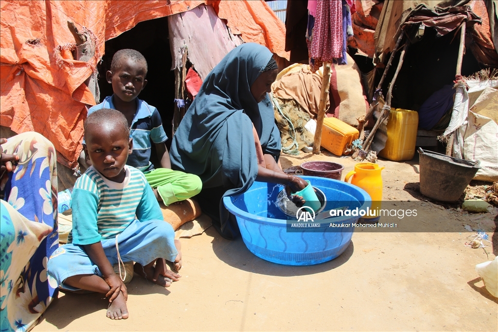 Mogadişu'daki çadır kamplarda yaşayan Somalililer, Ramazan'ın gelişini bekliyor