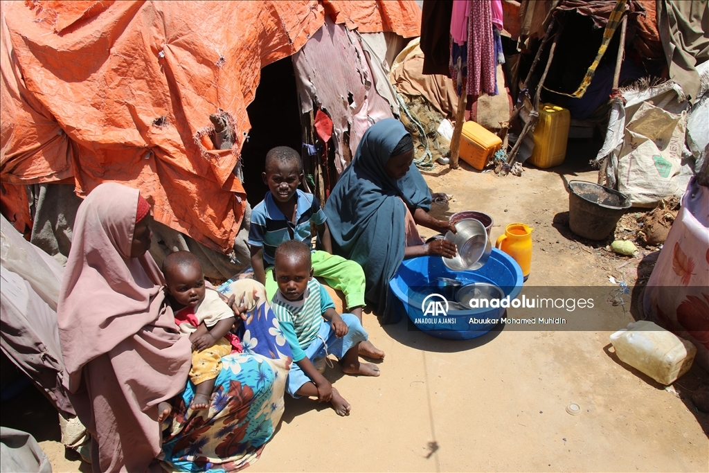Mogadişu'daki çadır kamplarda yaşayan Somalililer, Ramazan'ın gelişini bekliyor