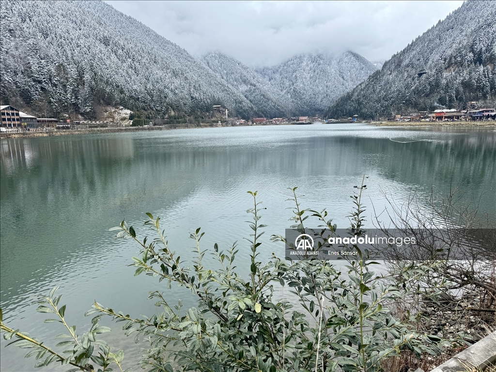 Uzungöl kar yağışıyla ziyaretçilerine eşsiz manzaralar sunuyor