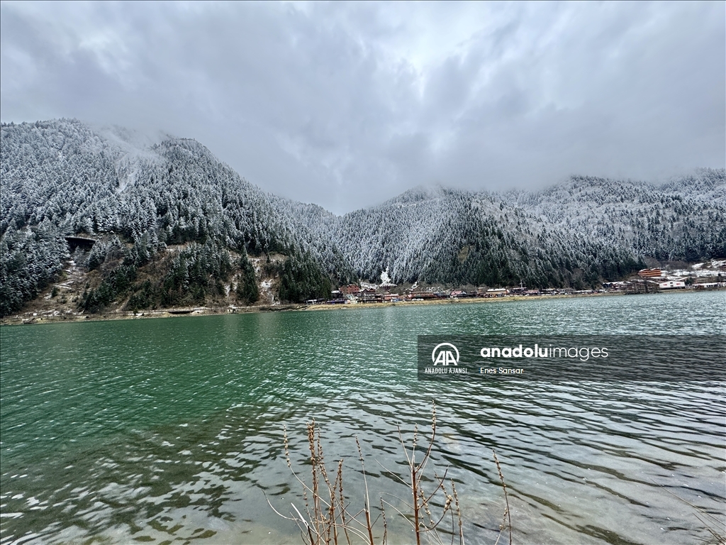 Uzungöl kar yağışıyla ziyaretçilerine eşsiz manzaralar sunuyor