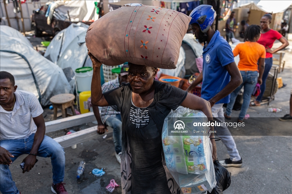 Haiti'de insanlar, çatışmalar nedeniyle mahallelerini zorunlu olarak terk ediyor