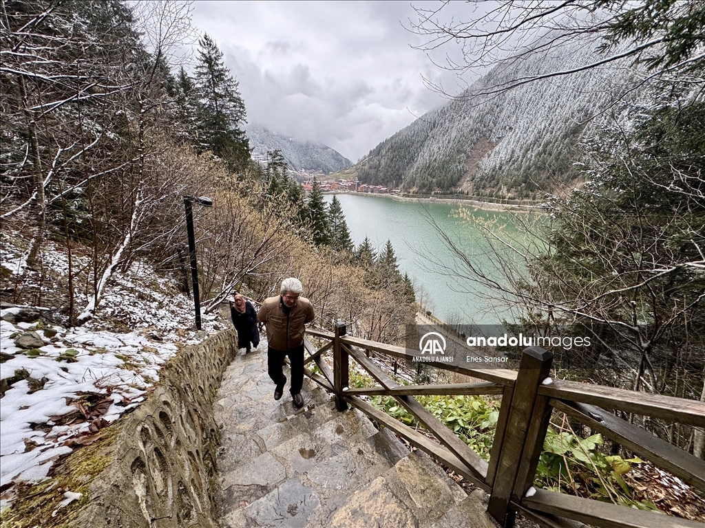 Uzungöl kar yağışıyla ziyaretçilerine eşsiz manzaralar sunuyor