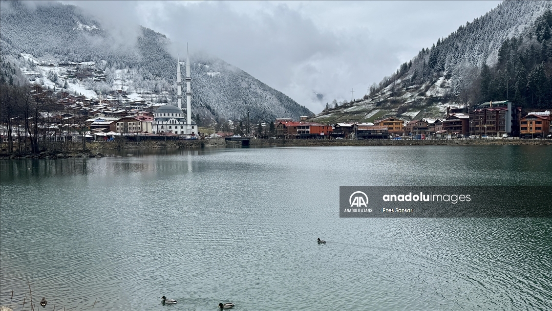 Uzungöl kar yağışıyla ziyaretçilerine eşsiz manzaralar sunuyor