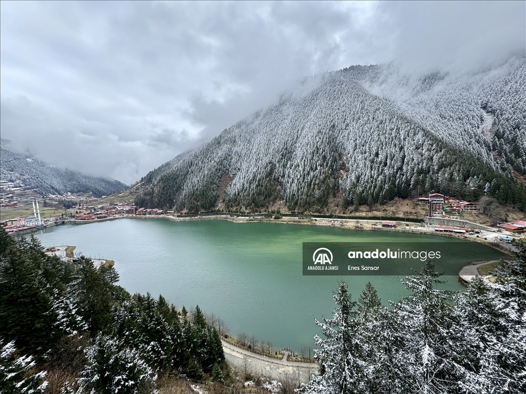 Uzungöl kar yağışıyla ziyaretçilerine eşsiz manzaralar sunuyor