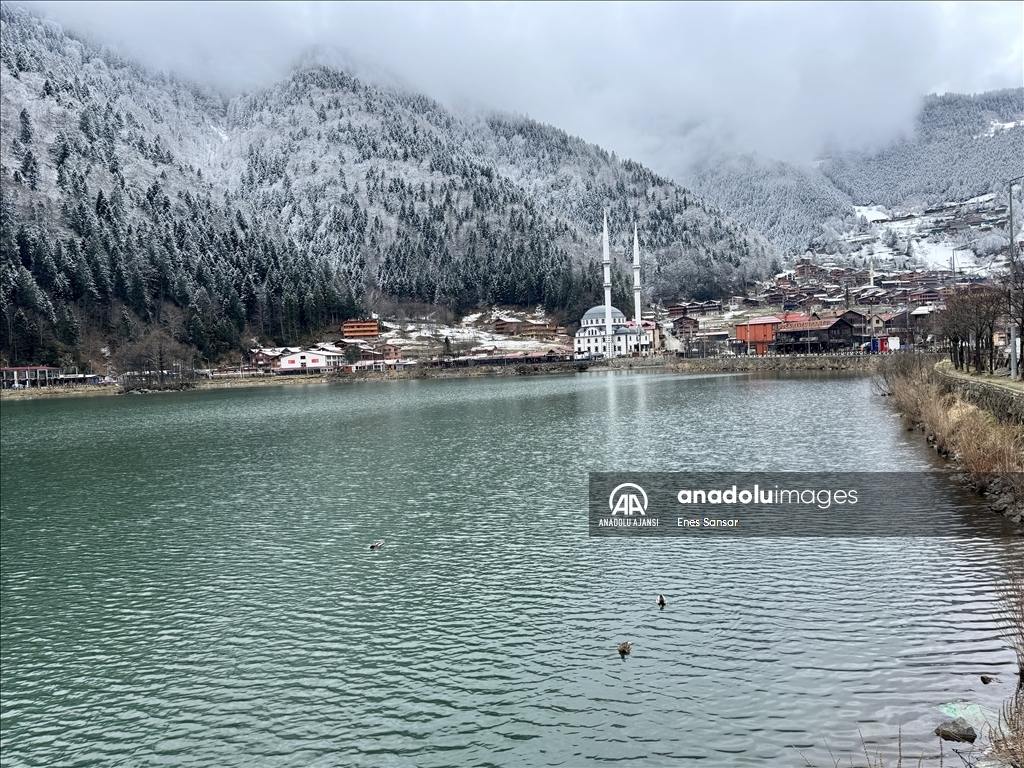 Uzungöl kar yağışıyla ziyaretçilerine eşsiz manzaralar sunuyor