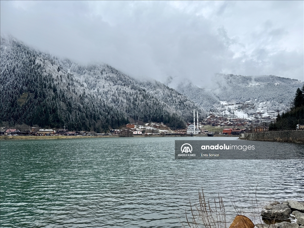 Uzungöl kar yağışıyla ziyaretçilerine eşsiz manzaralar sunuyor