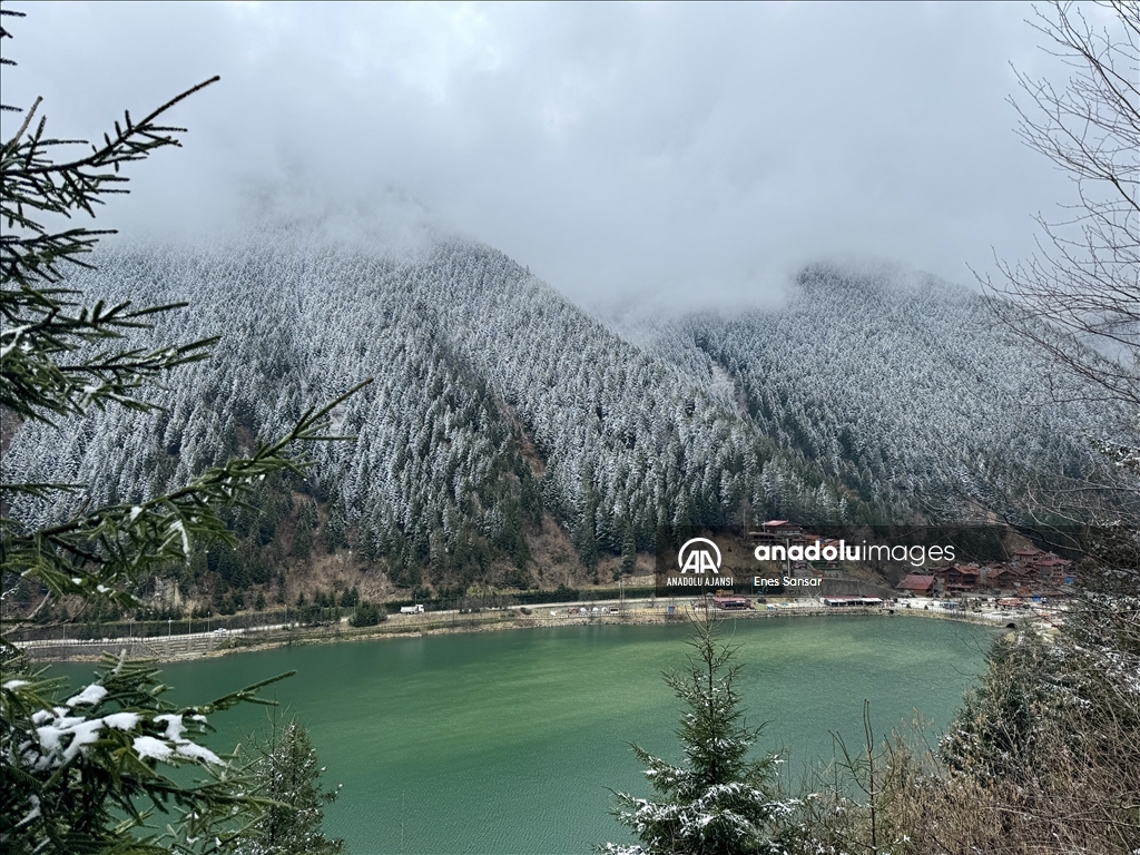 Uzungöl kar yağışıyla ziyaretçilerine eşsiz manzaralar sunuyor