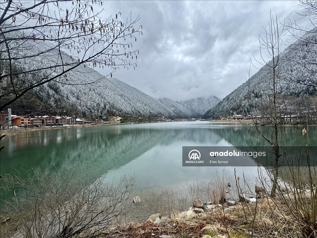 Uzungöl kar yağışıyla ziyaretçilerine eşsiz manzaralar sunuyor