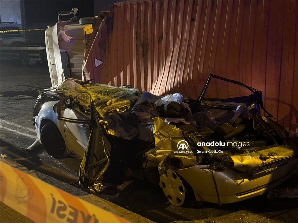 Bakırköy'de üzerine tır devrilen otomobildeki 4 kişi yaşamını yitirdi