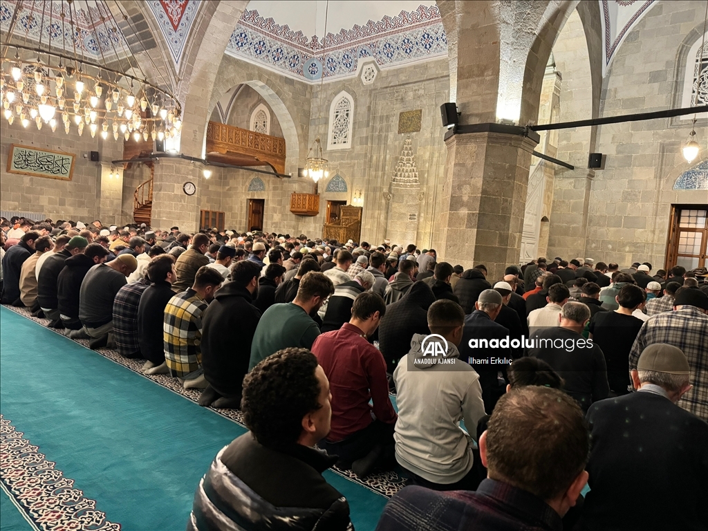 Erzurum'da vatandaşlar ilk teravihte tarihi camileri doldurdu