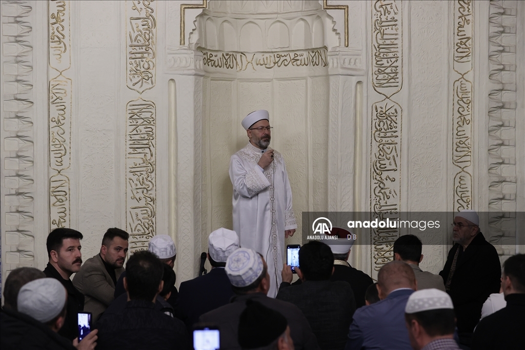 Diyanet İşleri Başkanı Erbaş, ilk teravih namazını Hacı Bayram-ı Veli Camisi'nde kıldırdı