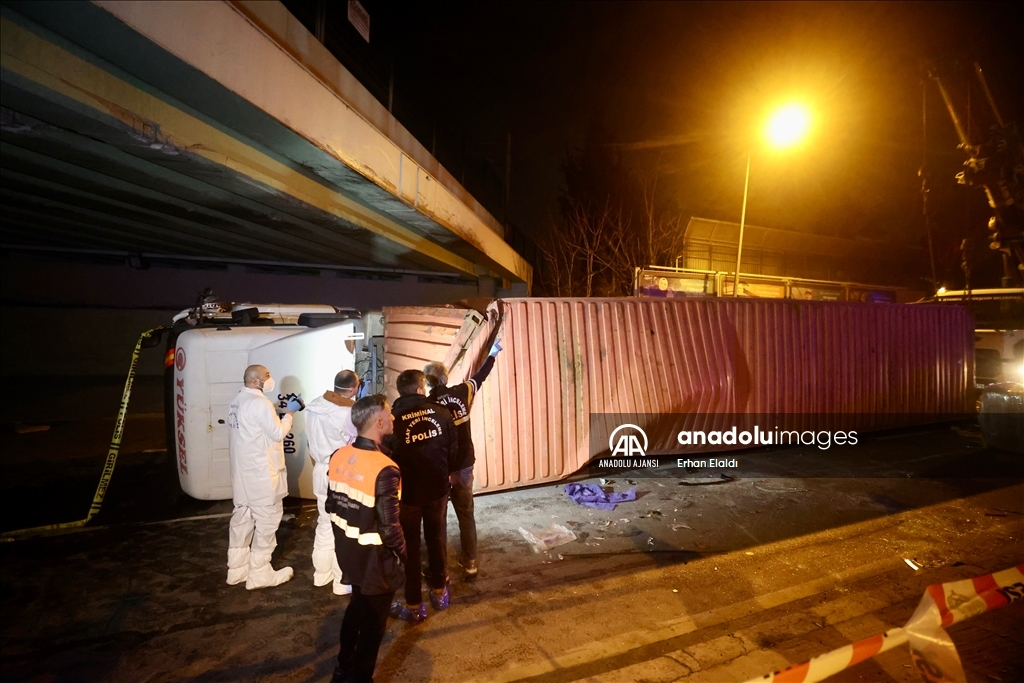 Bakırköy'de üzerine tır devrilen otomobildeki 4 kişi yaşamını yitirdi