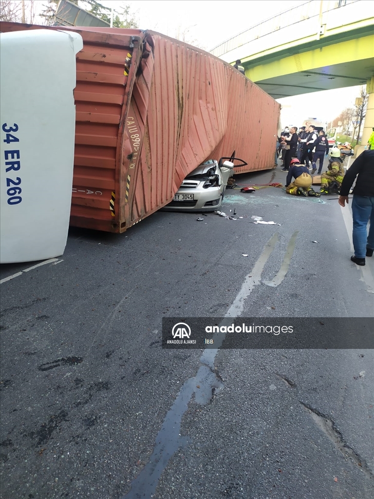 Bakırköy'de üzerine tır devrilen otomobildeki 4 kişi yaşamını yitirdi